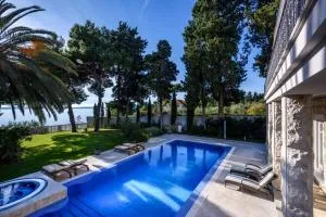 Luxury Seafront Villa Castello Split with private heated pool, jacuzzi and sauna at the beach in Split - Split