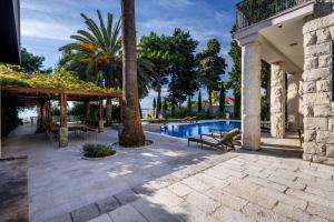 Luxury Seafront Villa Castello Split with heated pool, jacuzzi and sauna at the beach in Split