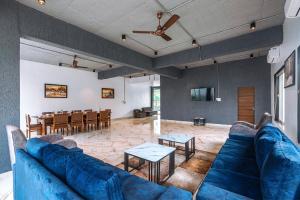 SaffronStays Sundowner by the Lake, Karjat - party-perfect pool villa with rain dance and cricket turf