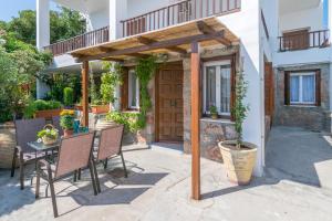 Kourita Garden Apartment with Sea View near to the port of Milos