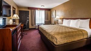 King Room with Tub - Non-Smoking room in Best Western El Reno