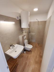 Brand new apt W balcony & perfect seaview at center