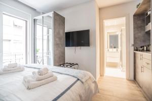 A13 Pristine & Sunny 30m2 flat near Syntagma sq