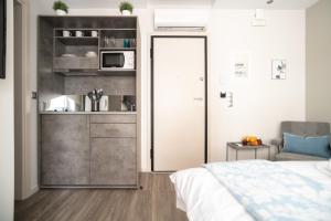 A13 Pristine & Sunny 30m2 flat near Syntagma sq