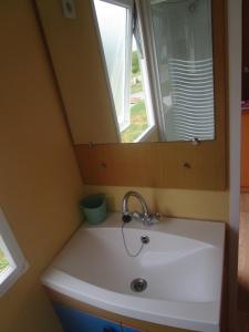 Campings Escapades ensoleillees Climatisation Television : photos des chambres