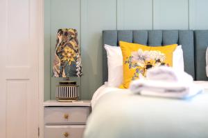 Stunning 2 Bed Basement Flat in the Heart of Cheltenham!