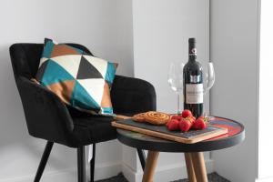 Studio Apartments by Lyter Living Desks & Wifi - Monthly Stays Available