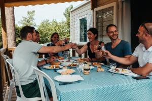 Campings Mobil Homes XXL2 4 chambres - Camping Le Ranch des Volcans : photos des chambres