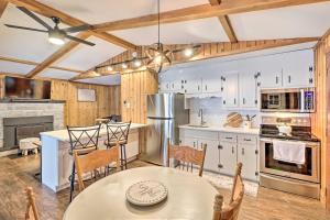 Near Skiing Pocono Lake Cabin with Screened Patio