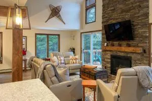 Newly Renovated Home with Hot Tub, Deck and EV Charger - Elka Park