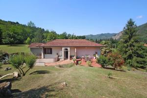 Villa in Camaiore with Panoramic Mountain Views