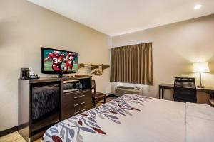 Deluxe King Room - Smoke Free room in Red Roof Inn St Louis - Troy IL