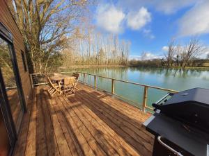 Chalet les pieds dans l eau la campagne a la ville