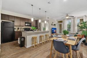 New! King Bed Trendy 1 BR Resort Style w Pool