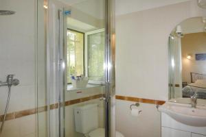 Apartment in Caderousse with Pool