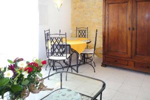 Apartment in Caderousse with Pool