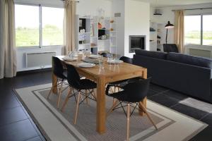 Maisons de vacances Holiday Home in Plougasnou near Sandy Beach : photos des chambres
