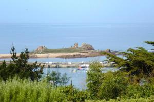 Maisons de vacances Holiday Home in Plougasnou near Sandy Beach : photos des chambres