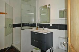 Maisons de vacances Holiday Home in Plougasnou near Sandy Beach : photos des chambres