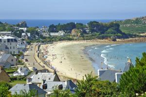 Maisons de vacances Holiday Home in Plougasnou near Sandy Beach : photos des chambres