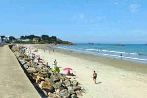Maisons de vacances Holiday Home in Plougasnou near Sandy Beach : photos des chambres