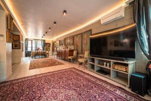 The Gallery Guest House - Garden and Garage