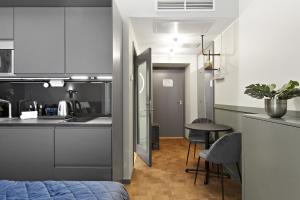 Queen Studio with Kitchenette - Non-Smoking room in Best Western Hotel at 108