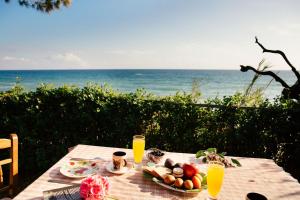 Villa with Private Access to the Beach