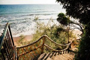 Villa with Private Access to the Beach