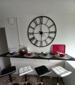 Hyper centre, appart F2 refait à neuf (TV+++)