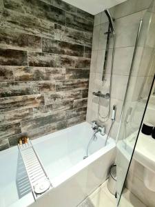 1-Bedroom Aprt in Salford- FreeParking- Sleeps3