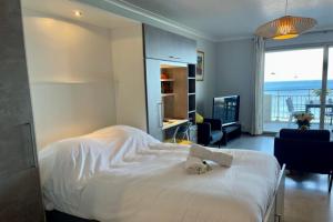 Seafront one bedroom apartment with a terrasse swimming pool and a parking