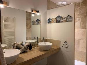 B&B / Chambres d'hotes L'Ecole des Demoiselles : photos des chambres