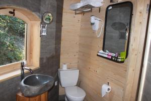 Hotels Les Cabanes Dans Les Bois Logis Hotel : photos des chambres