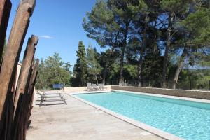 Hotels Les Cabanes Dans Les Bois Logis Hotel : photos des chambres