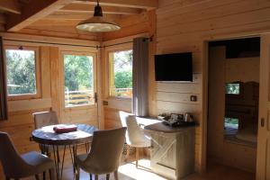 Hotels Les Cabanes Dans Les Bois : photos des chambres