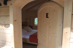 Hotels Les Cabanes Dans Les Bois : photos des chambres