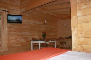 Hotels Les Cabanes Dans Les Bois : photos des chambres