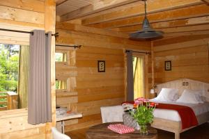 Hotels Les Cabanes Dans Les Bois : photos des chambres