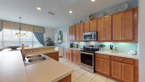 South Facing Pool with Spa and Lake View in Gated Resort of Bella Vida Nr Disney