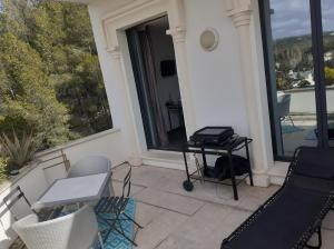 Appart'hotels grand studio terrasse de standing vue mer et village : photos des chambres