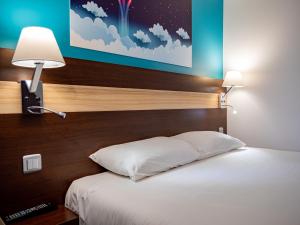 Hotels Contact Hotel Restaurant La Chaumiere Les Mureaux-Flins : photos des chambres