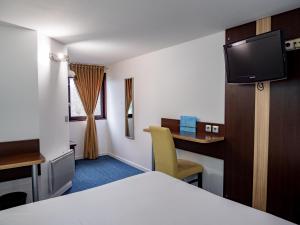 Hotels Contact Hotel Restaurant La Chaumiere Les Mureaux-Flins : photos des chambres