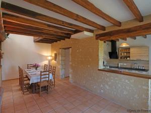 Maisons de vacances Gite Le Pin-la-Garenne, 4 pieces, 8 personnes - FR-1-497-155 : photos des chambres