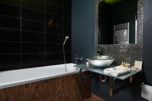 Deluxe Double Room with Bath room in Apartamenty M&M
