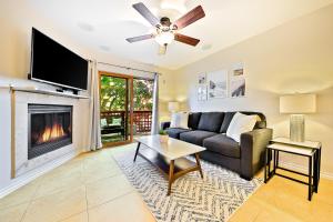 Crown Point Views Beautiful Home, Bay + Beach Views, Rooftop Deck & Firepit