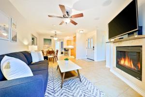 Crown Point Views Beautiful Home, Bay + Beach Views, Rooftop Deck & Firepit