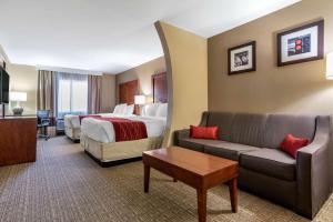 Queen Suite with Sofa Bed - Non-Smoking room in Comfort Inn & Suites Leeds I-20