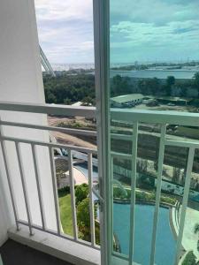 Lovely Spacious Condo With Balcony