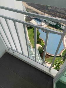 Lovely Spacious Condo With Balcony